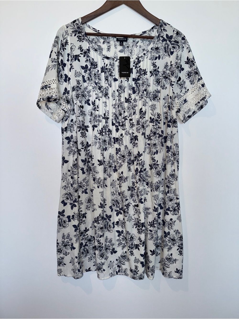TORRID Floral Pintuck Scoop Neck Dress Crochet Trim Ivory Blue Size 0/ Large